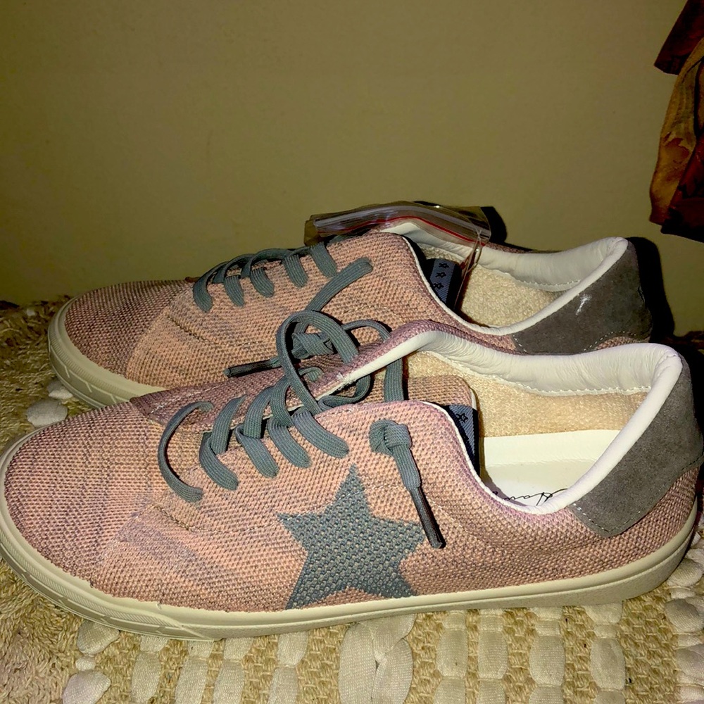 NWOT Vintage Havana fly salmon sneakers